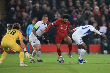 5 Kasım 2019, Anfield, Liverpool, İngiltere; UEFA Şampiyonlar Ligi, Liverpool v KRC Genk: Liverpool 'dan Muhammed Salah (11) KRC' den Jhon Lucumi (33) ve Sebastien Dewaes ile savaştı.