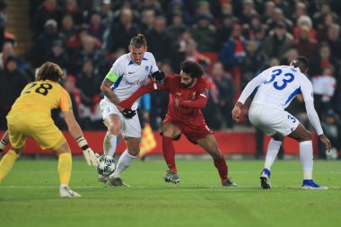 5 Kasım 2019, Anfield, Liverpool, İngiltere; UEFA Şampiyonlar Ligi, Liverpool v KRC Genk: Liverpool 'dan Muhammed Salah (11), KRC Genk' ten Sebastien Dewaest (6) ile savaşıyor.