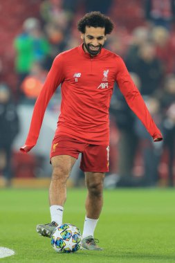 5 Kasım 2019, Anfield, Liverpool, İngiltere; UEFA Şampiyonlar Ligi, Liverpool v KRC Genk: Liverpool 'dan Muhammed Salah (11) ısınıyor