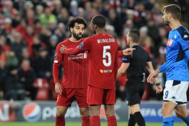 27 Kasım 2019, Anfield, Liverpool, İngiltere; UEFA Şampiyonlar Ligi, Liverpool v Napoli: Liverpool 'dan Georginio Wijnaldum (5) Liverpool' dan Muhammed Salah (11) ile temaslarda bulundu.