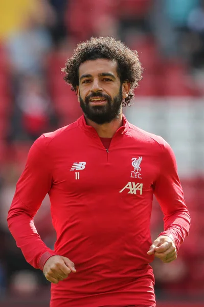 14 Eylül 2019, Anfield, Liverpool, İngiltere; Premier League Football, Liverpool vs Newcastle United; Mohamed Salah (11) Liverpool maçı başlamadan önce ısındı