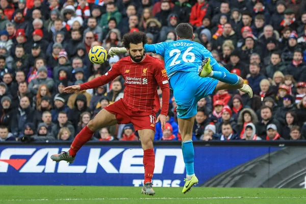 14 Aralık 2019, Anfield, Liverpool, İngiltere; Premier League, Liverpool v Watford: Watford 'lu Ben Foster (26), Liverpool' lu Mohamed Salah (11), Liverpool 'lu