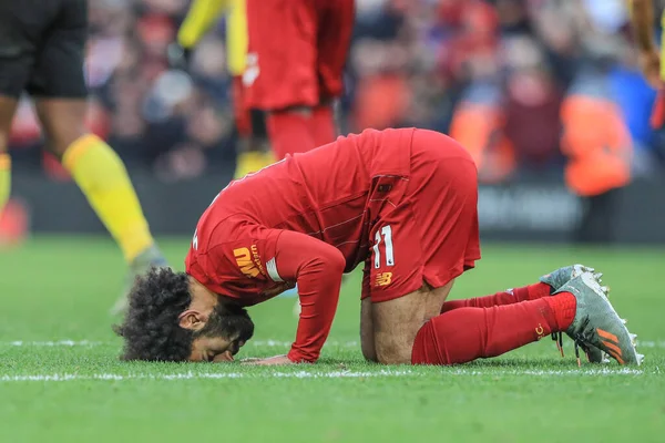 14 Aralık 2019, Anfield, Liverpool, İngiltere; Premier League, Liverpool v Watford: Liverpool 'lu Mohamed Salah (11) 2-0' lık galibiyet golünü kutluyor ve toprağı öpüyor