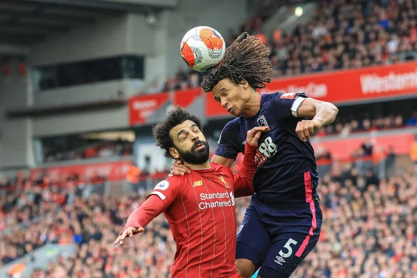 Nathan Ake Bournemouth Gana Batalla Por Balón Con Mohamed Salah — Foto de Stock