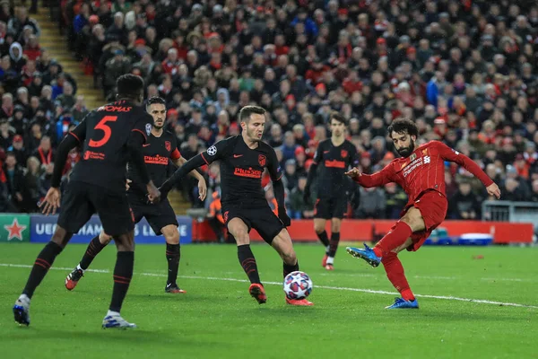 11 Mart 2020, Anfield, Liverpool, İngiltere; UEFA Şampiyonlar Ligi, 16 bacaklı 2 bacaklı raunt, Liverpool - Atletico Madrid: Liverpool 'lu Mohamed Salah (11) gol atarken