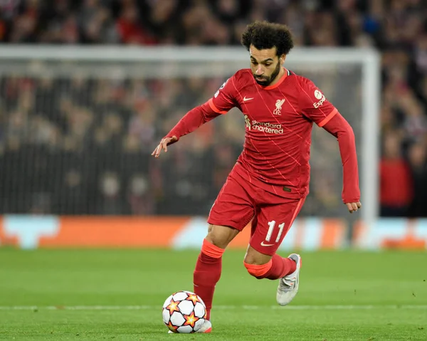 Liverpool 'dan Mohamed Salah # 11 topu ileri atıyor.