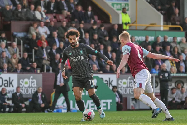 31 Ağustos 2019, Turf Moor, Burnley, İngiltere; Premier League Football, Burnley vs Liverpool: Liverpool 'lu Mohamed Salah (11) Burnley' li Ben Mee (6) onu takip ederken,