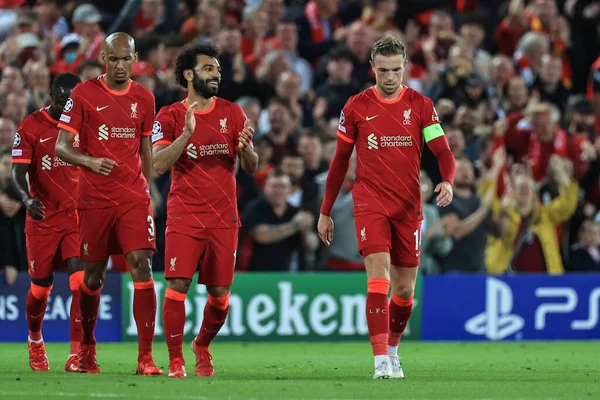 Mohamed Salah Liverpool Applåderar Jordan Henderson Liverpool Efter Poäng För — Stockfoto