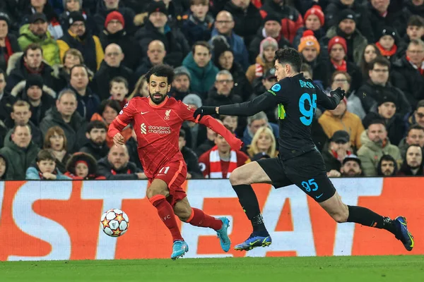 Mohamed Salah Liverpool Bryter Med Bollen Som Alessandro Bastoni Inter — Stockfoto