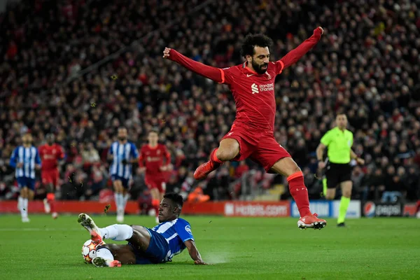 Liverpool 'dan Mohamed Salah # 11 FC Porto' dan Zaidu # 12 'den atlıyor.