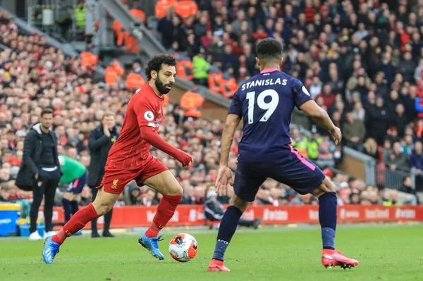 Liverpool 'lu Mohamed Salah (11) Bournemouth' lu Junior Stanislas 'ı geçmek için bir yol arıyor