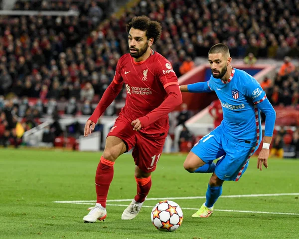 Liverpool 'dan Mohamed Salah # 11 topu Atletico Madrid' den Yannick Carrasco # 21 numaralı kalkanına aldı.