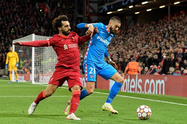 Liverpool 'dan Mohamed Salah # 11 Atletico Madrid' den Yannick Carrasco # 21 'e top için meydan okuyor