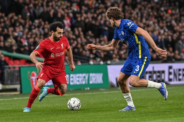 Liverpool 'dan Mohamed Salah # 11 Chelsea' den Marcos Alonso 3 numaralı hücum vuruşunu yapıyor.