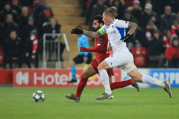 5 Kasım 2019, Anfield, Liverpool, İngiltere; UEFA Şampiyonlar Ligi, Liverpool v KRC Genk: Liverpool 'dan Mohamed Salah (11) Sebastien Dewaes ile savaşıyor