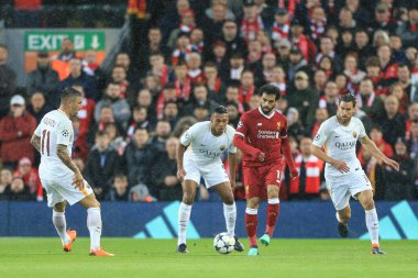 24 Nisan 2018, Anfield, Liverpool, İngiltere; UAFA Şampiyonlar Ligi Yarı Finali, ilk ayak, Liverpool - Roma; Liverpool 'dan Muhammed Salah baskı altında pası atarken pas veriyor