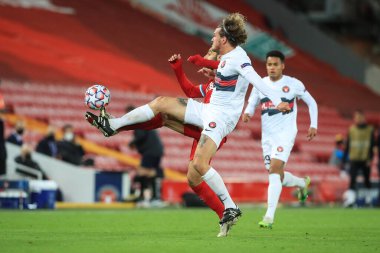 Liverpool 'dan Muhammed Salah (11) Alexander Scholz (14) FC Midtjylland' dan top için mücadele ediyor