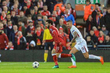 24 Nisan 2018, Anfield, Liverpool, İngiltere; UAFA Şampiyonlar Ligi Yarı Finali, ilk ayak, Liverpool - Roma; Liverpool 'dan Muhammed Salah Romanlardan Aleksandar Kolarov