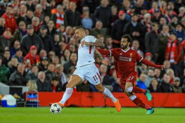 24 Nisan 2018, Anfield, Liverpool, İngiltere; UAFA Şampiyonlar Ligi Yarı Finali, ilk ayak, Liverpool - Roma; Liverpool 'dan Muhammed Salah Romanlardan Aleksandar Kolarov' u geri çekmeye çalışıyor