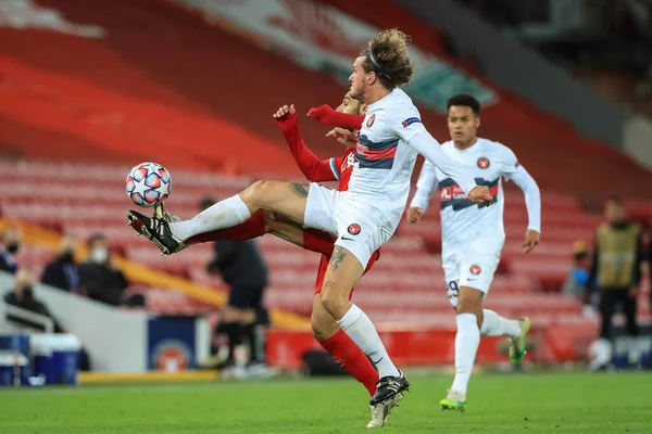 Liverpool 'dan Muhammed Salah (11), FC Midtjylland' dan Alexander Scholz (14) ile savaşıyor.