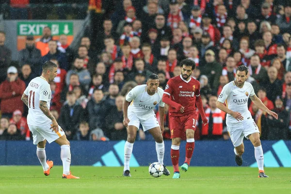 24 Nisan 2018, Anfield, Liverpool, İngiltere; UAFA Şampiyonlar Ligi Yarı Finali, ilk ayak, Liverpool - Roma; Liverpool 'dan Muhammed Salah baskı altında pası atarken pas veriyor