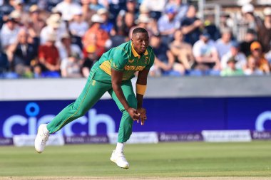 Güney Afrikalı Lungi Ngidi topu veriyor.