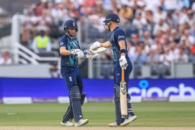 İngiltere 'den Liam Livingstone, İngiltere' den Joe Root 'u ters süpürme hareketinden dolayı tebrik ediyor.