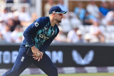 İngiltere 'den Liam Livingstone topu alıyor