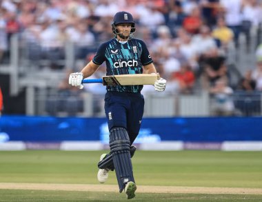İngiltere 'den Joe Root iki koşu yaptı