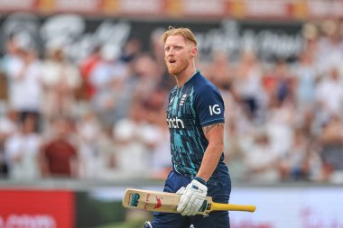 İngiltere 'den Ben Stokes, Güney Afrikalı Aiden Markram onu LBW' den attıktan sonra İngiltere 'deki kariyerini bitirirken ayakta alkışlanmak üzere sahadan ayrılıyor.