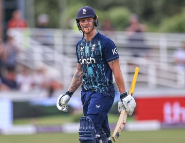 İngiltere 'den Ben Stokes, Güney Afrikalı Aiden Markram onu LBW' den attıktan sonra İngiltere 'deki kariyerini bitirirken ayakta alkışlanmak üzere sahadan ayrılıyor.