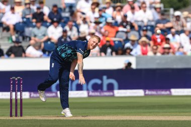 İngiltere 'den Ben Stokes topu teslim ediyor.