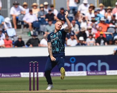 İngiltere 'den Ben Stokes topu teslim ediyor.