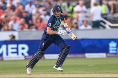 İngiltere 'den Joe Root koşuyor
