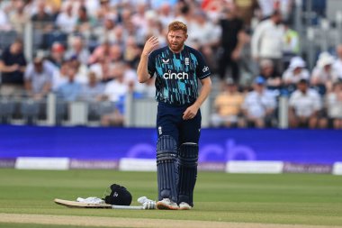 İngiltere 'den Jonny Bairstow kramplarla boğuştuktan sonra fizyoterapisti çağırıyor