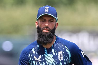 Maç sırasında İngiltere 'den Moeen Ali