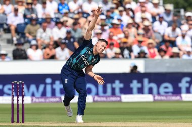 İngiltere 'den Matthew Potts topu veriyor.