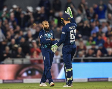 İngiliz Adil Rashid, Güney Afrikalı Lungi Ngidi 'yi İngiltere' li Jos Buttler ile yakalamayı kutluyor