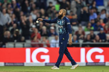 İngiliz Adil Rashid, Güney Afrikalı Lungi Ngidi 'yi yakaladıktan sonra topu geri atıyor.