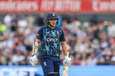 Güney Afrikalı Aiden Markram onu yakaladıktan sonra İngiltere 'den Sam Curran sahadan ayrıldı