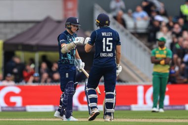 İngiltere 'den David Willey İngiltere' den Sam Curran 'ı 6 vuruşuyla tebrik ediyor.