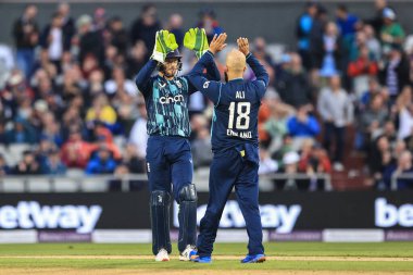 İngiltere 'nin Jos Buttler' ı Güney Afrikalı Heinrich Klaasen 'i İngiltere' den Moeen Ali ile kutluyor.