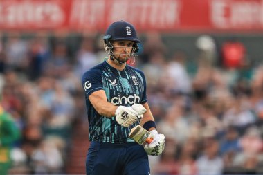 Üzgün İngiliz Liam Livingstone, Güney Afrikalı Anrich Nortje tarafından yakalandıktan sonra sahadan ayrılırken sopasını yumrukluyor.