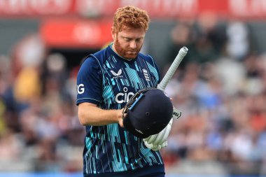 İngiliz David Willey, Güney Afrikalı Heinrich Klaasen tarafından yakalanırken gökyüzüne bakıyor.