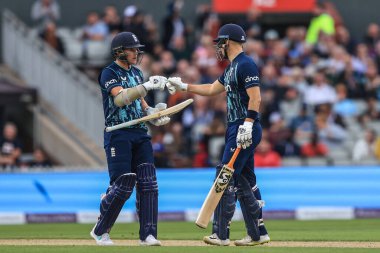 İngiltere 'den Sam Curran, İngiltere' den Liam Livingstone 'u peş peşe üç altılı vuruşundan sonra yumrukladı