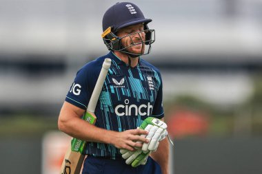 Güney Afrikalı Dwaine Pretorius tarafından yakalanan İngiltere 'nin kederli Jos Buttler' ı sahadan ayrılıyor.