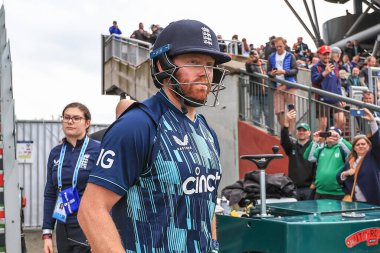 İngiltere 'den Jonny Bairstow vuruş yapmak için dışarı çıkıyor.