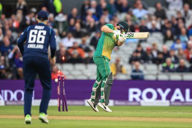 Güney Afrikalı David Miller İngiltere 'den Sam Curran tarafından şutlandı.