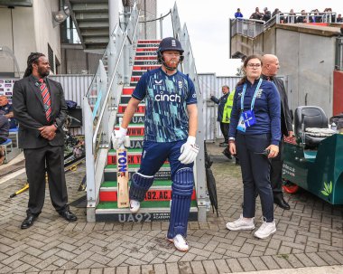 İngiltere 'den Jonny Bairstow vuruş yapmak için dışarı çıkıyor.