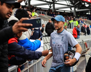 İngiltere 'den Joe Root hayranları için imza dağıtıyor